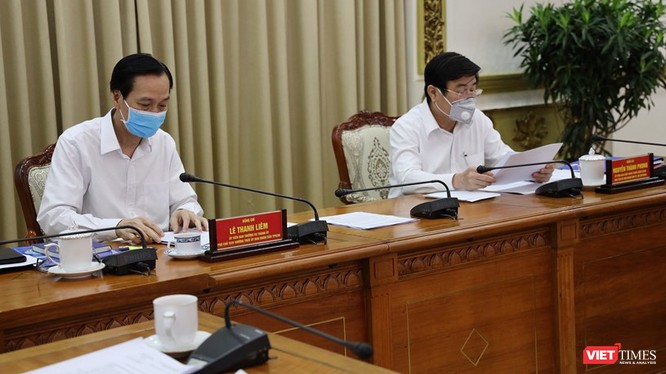 Ông Lê Thanh Liêm, Phó Chủ tịch thường trực và ông Nguyễn Thành Phong, Chủ tịch UBND TP.HCM tại cuộc họp chỉ đạo phòng, chống dịch bệnh COVID-19 (Ảnh: TTBC) 
