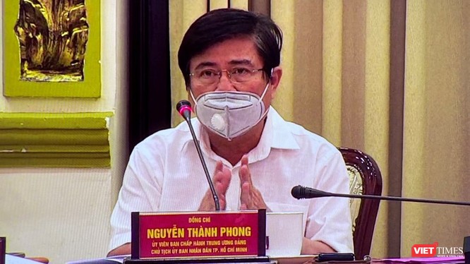 Chủ tịch UBND TP HCM Nguyễn Thành Phong vừa chấp thuận đề xuất chi 9 tỷ đồng hỗ trợ người bán vé số bị ảnh hưởng bởi COVID-19 (Ảnh: TTBC) 