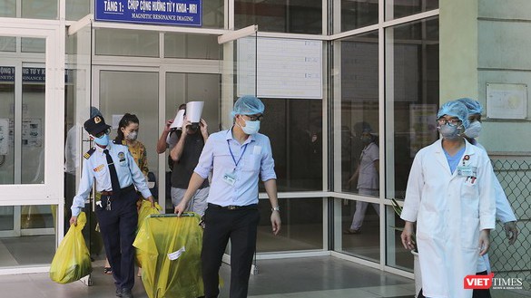 Ca bệnh số 22 người Anh sau 3 lần âm tính, tạm biệt bệnh viện Đà Nẵng, đến TP.HCM để quá cảnh đi Anh đã có kết quả dương tính trở lại (Ảnh: Hồ Xuân Mai) 