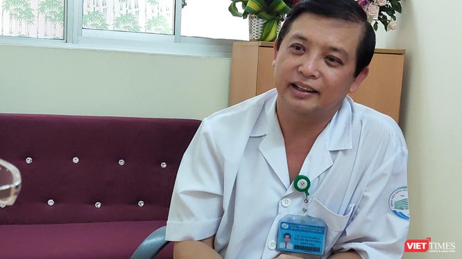 Bác sĩ Nguyễn Thanh Phong, Trưởng khoa Nhiễm D, BV Bệnh Nhiệt đới TP.HCM nói về ca bệnh 22 dương tính trở lại sau 3 lần âm tính (Ảnh: Hòa Bình) 