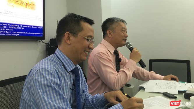 TS Bùi Quang Tín (bên trái) trong một buổi làm việc tại trường doanh nhân Biz Light (Ảnh: HB)