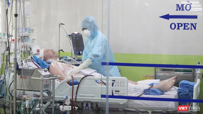 Các bác sĩ đang điều trị cho bệnh nhân 91 tại Khoa Hồi sức cấp cứu BV Chợ Rẫy