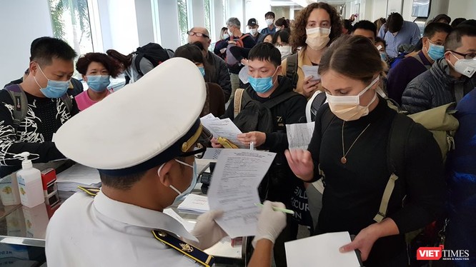 Kiểm dịch y tế quốc tế cho người nhập cảnh tại sân bay Tân Sơn Nhất (Ảnh: TTKD) 