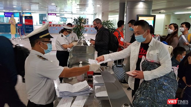 Kiểm dịch y tế tại sân bay Tân Sơn Nhất được thắt chặt và công tác cách ly tập trung làm tốt từ những ngày đầu chống dịch COVID-19 (Ảnh: TTKD) 