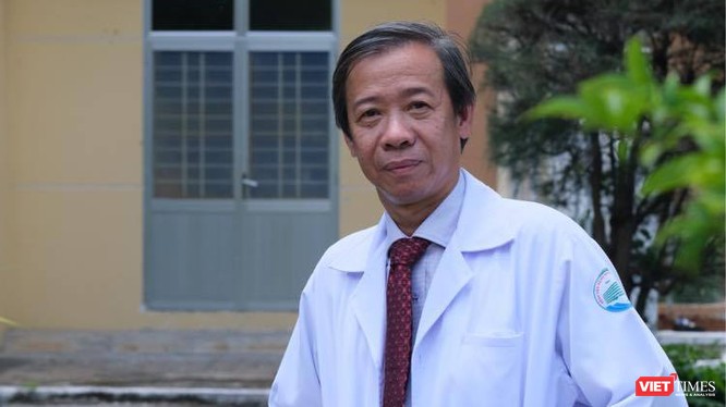 TS.BS Nguyễn Văn Vĩnh Châu, Giám đốc BV Bệnh Nhiệt đới TP.HCM cảnh báo người dân không tự ý mua thuốc "chữa COVID-19" như lời đồn đại vì có thể gây ngộ độc, tử vong (Ảnh: HB) 