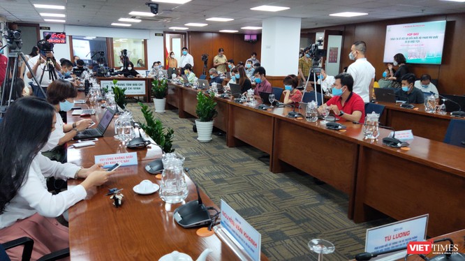 Họp báo thông tin về việc Đại biểu Quốc hội Phạm Phú Quốc có 2 quốc tịch chuẩn bị diễn ra tại Trung tâm Báo chí TP.HCM (Ảnh: Hòa Bình) 