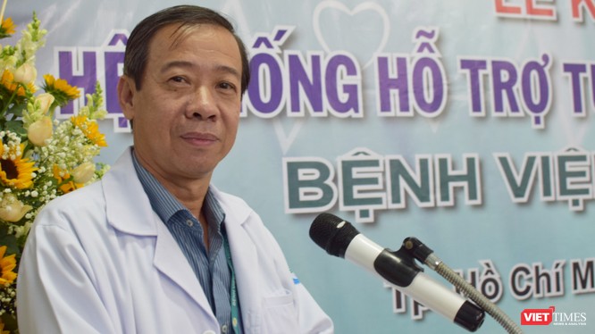 TS. BS Nguyễn Văn Vĩnh Châu – Giám đốc BV Bệnh Nhiệt đới TP.HCM đã cắt băng khai trương hệ thống telemedicine khám chữa bệnh từ xa (Ảnh: Hòa Bình) 