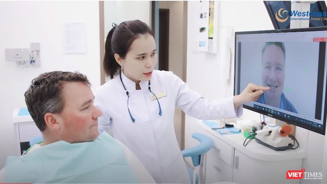 Bác sĩ Trần Kim Quỳnh Tiên đang khám răng cho bệnh nhân (Ảnh: HB) 