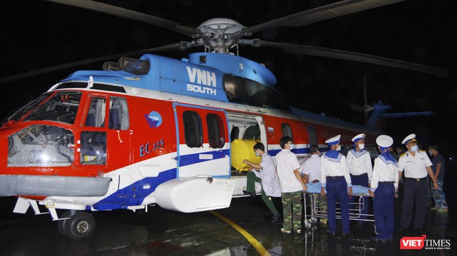 Chuyển bệnh nhân từ Đảo Trường Sa vào đất liền bằng trực thăng (Ảnh: BV 175) 