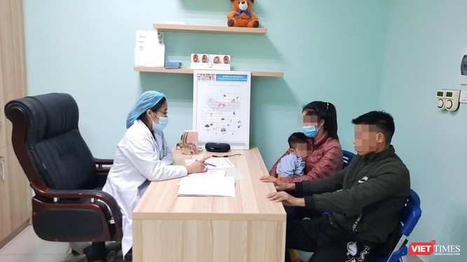 Bác sĩ Lại Thu Hà tư vấn cho gia đình bệnh nhi nghe kém (Ảnh: BVCC) 
