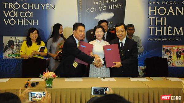Bà Hoàng Thị Thiêm (áo trắng, ở giữa) tại buổi ra mắt cuốn tự truyện hồi năm 2017. Bên phải là ông Nguyễn Văn Phước - Giám đốc First News (Ảnh: Hoà Bình) 