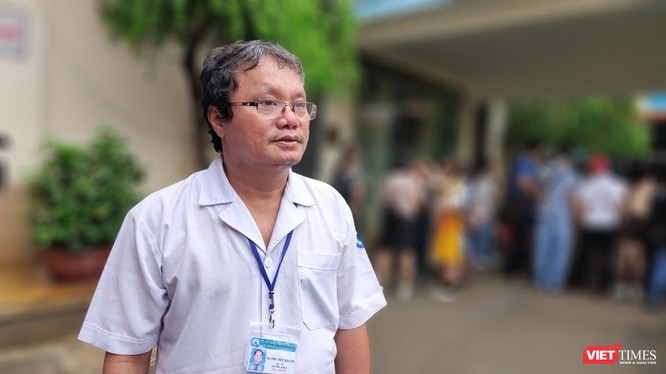 Bác sĩ Trương Hữu Khanh cảnh báo cha mẹ lưu ý biến chứng nguy hiểm của bệnh tay chân miệng (Ảnh: Hoà Bình) 