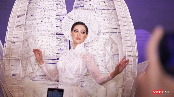 Hoa hậu Khánh Vân trình diễn bộ trang phục dân tộc Kén Em sẽ theo cô sang Mỹ tham dự Hoa hậu Hoàn Vũ thế giới