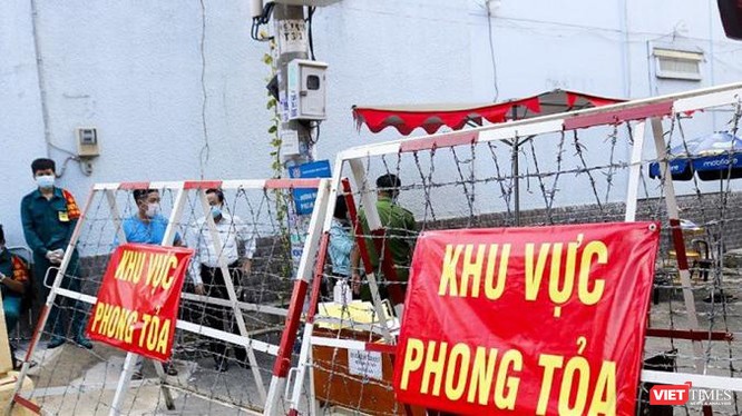 Lực lượng chức năng vừa phong tỏa khu Mả Lạng (phường Nguyễn Cư Trinh, quận 1, TP.HCM) vì một ca dương tính chưa rõ nguồn lây - Ảnh: TTBC