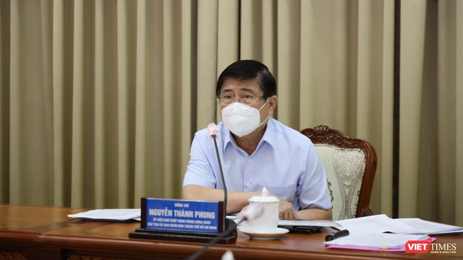 Chủ tịch UBND TP.HCM Nguyễn Thành Phong cho biết TP đã chuẩn bị phương án 10.000 giường bệnh điều trị COVID-19 (Ảnh: TTBC) 