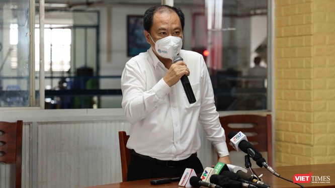 Phó giám đốc Sở Y tế TP.HCM Nguyễn Hoài Nam phát biểu tại buổi làm việc. Ảnh: Huyền Mai 