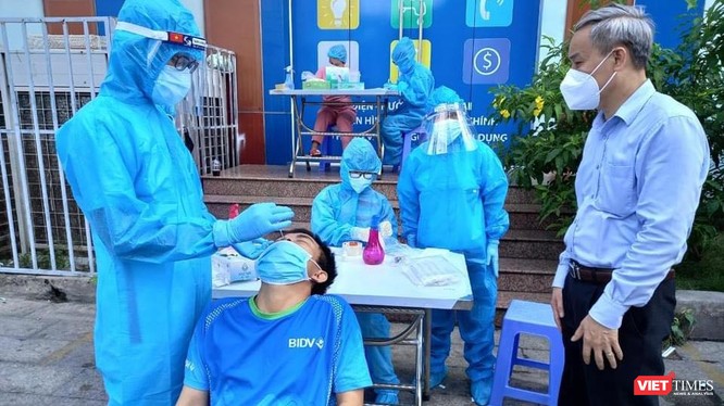 TS Nguyễn Hùng Long (phải) - Phó Cục trưởng Cục An toàn thực phẩm (Bộ Y tế) giám sát các sinh viên ĐH Y Dược Thái Bình lấy mẫu xét nghiệm (Ảnh: BYT) 