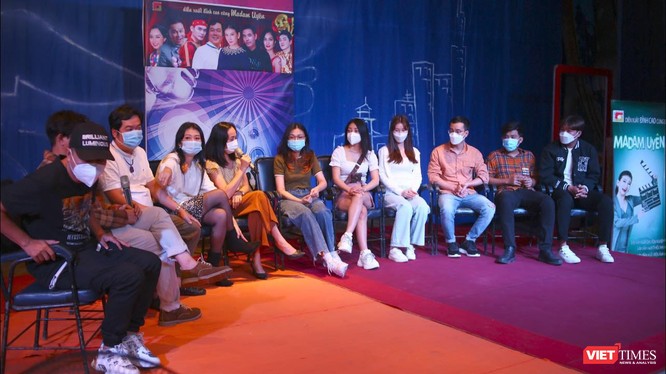 Một buổi giao lưu của nghệ sĩ, diễn viên với khán giả sau vở diễn tại sân khấu 5B Võ Văn Tần