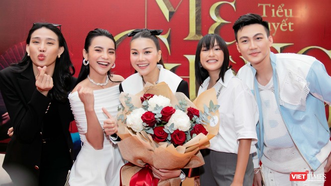 Nhiều sao trẻ tới chúc mừng Thanh Hằng ra mắt tiểu thuyết "Mẹ chồng" 