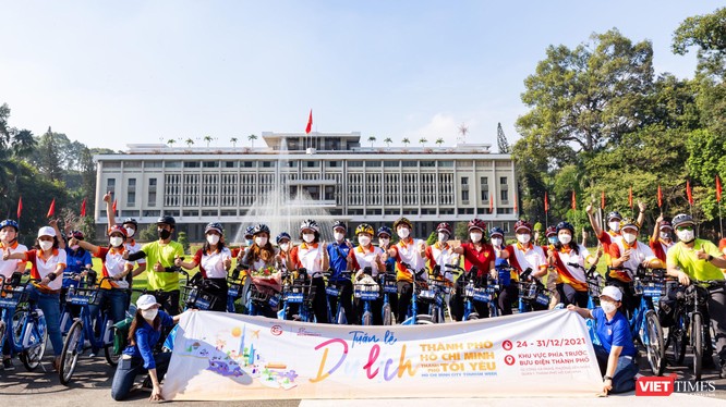 Đoàn lãnh đạo Thành phố và đại biểu tham gia chương trình đạp xe đạp diễu hành qua Dinh Độc Lập 
