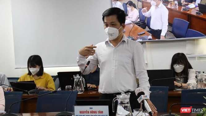 Phó Giám đốc Trung tâm Kiểm soát Bệnh tật TP.HCM Nguyễn Hồng Tâm thông tin về ca thứ 6 nhiễm biến chủng Omicron. Ảnh: Thiện Hợp 
