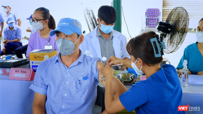 Tiêm vắc xin phòng COVID-19 mũi nhắc lại tại Khu chế xuất Tân Thuận (quận 7)
