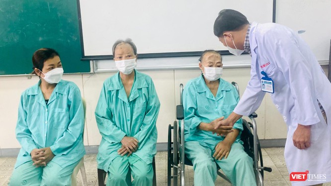 TS BS Trần Anh Bích, Phó khoa Tai Mũi Họng bệnh viện Chợ Rẫy hỏi thăm và chúc mừng các bệnh nhân đã phẩu thuật thành công