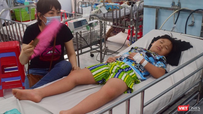 Bệnh nhân mắc sốt xuất huyết phải cấp cứu tại Bệnh viện Nhi Đồng 1 (TP.HCM). Ảnh: Hòa Bình