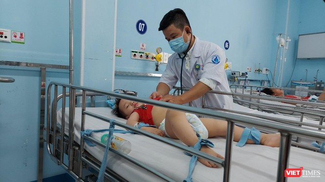 Bác sĩ Dư Tuấn Quy, Trưởng Khoa Nhiễm - Bệnh viện Nhi Đồng 1 TP.HCM khám cho bệnh nhi. Ảnh: HB