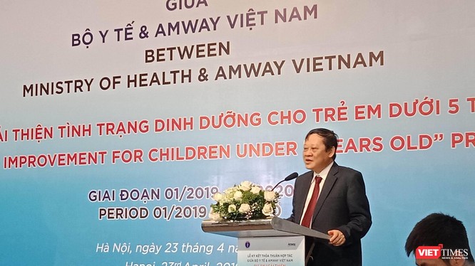 Thứ trưởng Bộ Y tế Nguyễn Viết Tiến phát biểu tại buổi lễ