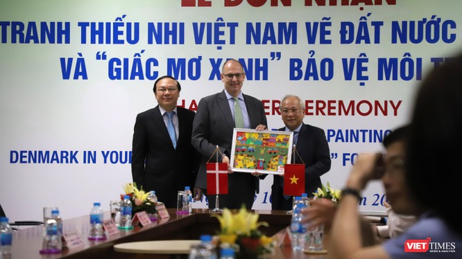 Đại diện các bệnh viện nhận tranh từ ông Kim Højlund Christensen - Đại sứ Đan Mạch tại Việt Nam.