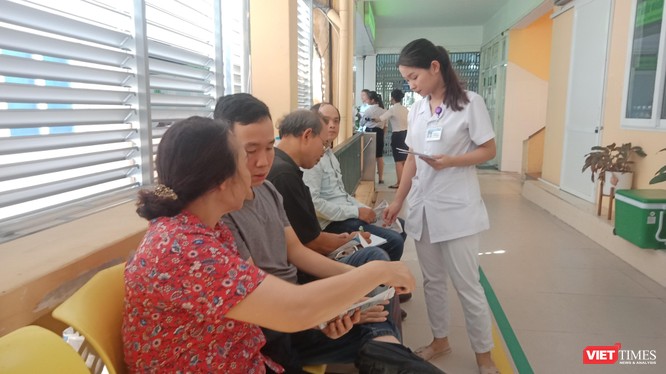 Người dân chờ đợi tới lượt vào khám bệnh dạ dày - thực quản tại Bệnh viện Hữu nghị Việt Đức sáng nay (22/6).
