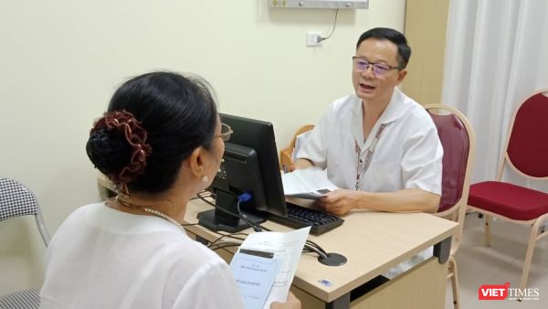 PGS.TS. Đỗ Trường Thành - Trưởng khoa Phẫu thuật tiết niệu, Bệnh viện Hữu nghị Việt Đức khám cho bệnh nhân.