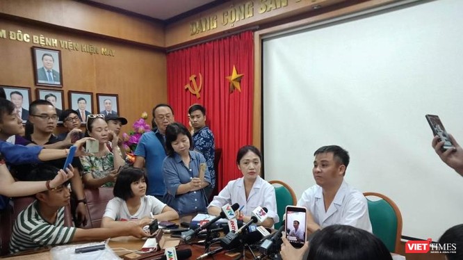 Bác sĩ Nguyễn Trung Nguyên - Giám đốc Trung tâm Chống độc, Bệnh viện Bạch Mai trả lời phỏng vấn báo chí.