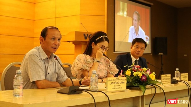 Ông Nguyễn Việt Cường – Chánh Thanh tra Sở Y tế Hà Nội cùng các chuyên gia tại diễn đàn chủ đề làm đẹp tổ chức tại Hà Nội ngày 15/10.