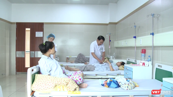 PGS.TS. Phạm Bá Nha – Trưởng khoa Phụ Sản, Bệnh viện Bạch Mai khám cho các thai phụ tại Khoa.