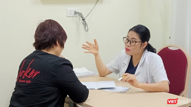 Bác sĩ Phạm Thị Thanh Huyền tư vấn cho người dân về bệnh lý đường ruột, táo bón.