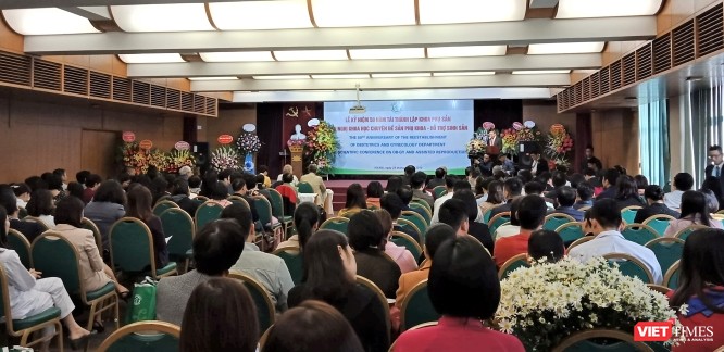 Toàn cảnh buổi hội nghị chủ đề "Sản phụ khoa - Hỗ trợ sinh sản" do Bệnh viện Bạch Mai tổ chức nhân kỷ niệm 50 năm tái thành lập Khoa Phụ sản của Bệnh viện.