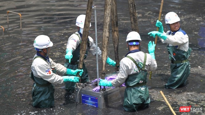 Đoàn chuyên gia Nhật lắp máy xử lý nước công nghệ nano tại sông Tô Lịch (Hà Nội) vào tháng 5/2019.