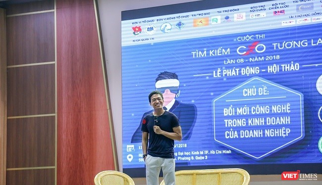 Anh Lê Hồng Minh giao lưu cùng với hàng trăm sinh viên ĐH Kinh tế trong buổi lễ phát động cuộc thi Tìm Kiếm CEO tương lai lần 8. Ảnh: P.Anh.