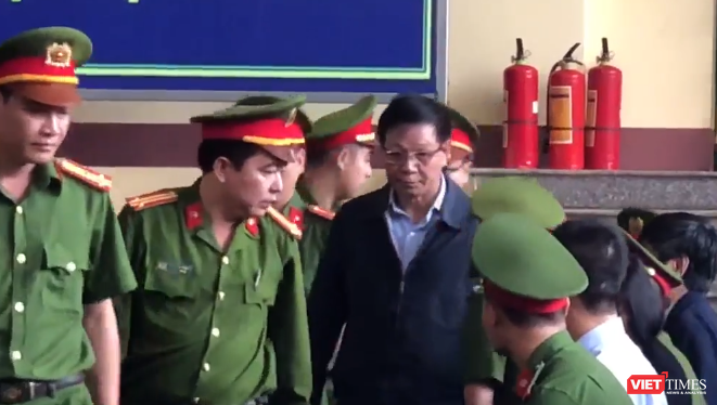 Lực lượng cảnh sát dẫn giải ông Phan Văn Vĩnh vào xét xử.