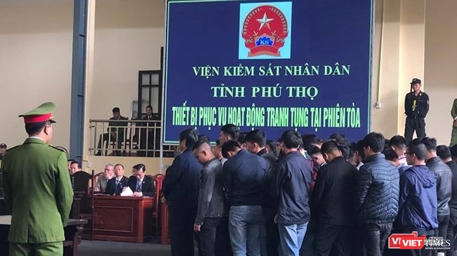Bị cáo Nguyễn Thanh Hóa đứng hàng trên trong nhóm các bị cáo nghe tòa tuyên án trong phiên tòa sơ thẩm.