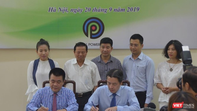 Lễ kí kết chương trình hợp tác giữa Cục Trẻ em và TikTok Việt Nam có sự chứng kiến của Nguyên Bộ trưởng Bộ TT&TT Lê Doãn Hợp (hàng hai, thứ hai trái sang) và đại diện nhiều cơ quan, tổ chức.