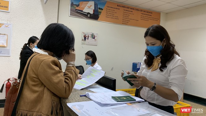 Khách hàng nộp hồ sơ làm thủ tục chứng nhận lãnh sự tại Bưu điện Hà Nội.