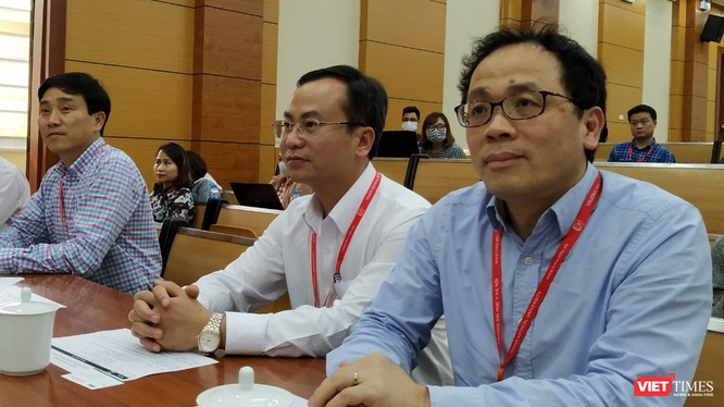 GS.TS. Tạ Thành Văn – Hiệu trưởng Trường Đại học Y Hà Nội (bìa phải) cùng đại diện BGH nhà trường.