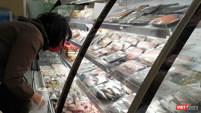 Các siêu thị ở Hà Nội luôn có lượng thực phẩm dồi dào trong những ngày thực hiện cách ly xã hội. Ảnh: Anh Lê.