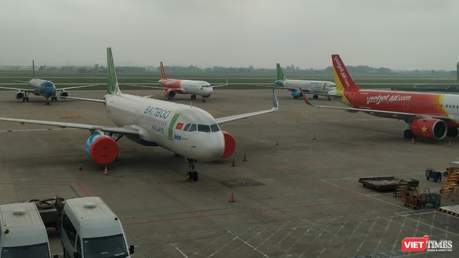 Máy bay đậu đỗ la liệt tại sân bay Nội Bài trong thời điểm chống dịch COVID-19. Ảnh: Anh Lê.