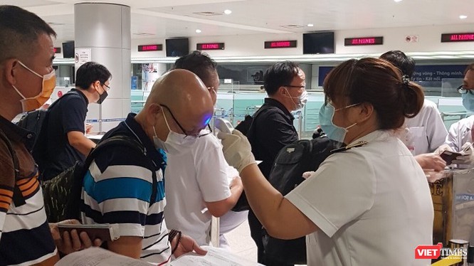 Kiểm dịch Y tế tại sân bay Tân Sơn Nhất. Ảnh: N.T.