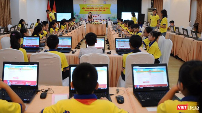 Các thí sinh thực hiện bài thi Trạng Nguyên Tiếng Việt trên máy tính.