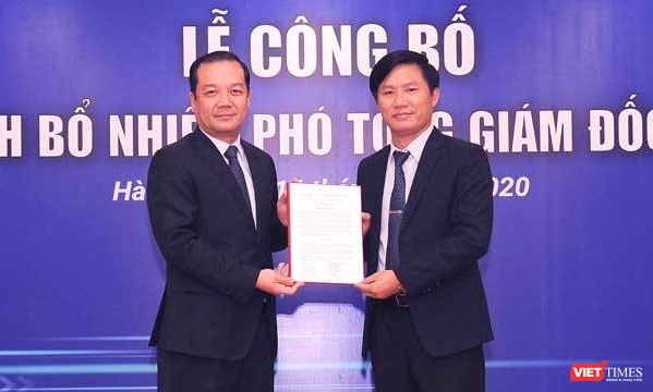 Chủ tịch VNPT Phạm Đức Long trao quyết định bổ nhiệm ông Nguyễn Đình Danh (phải) làm Phó Tổng Giám đốc Tập đoàn VNPT.